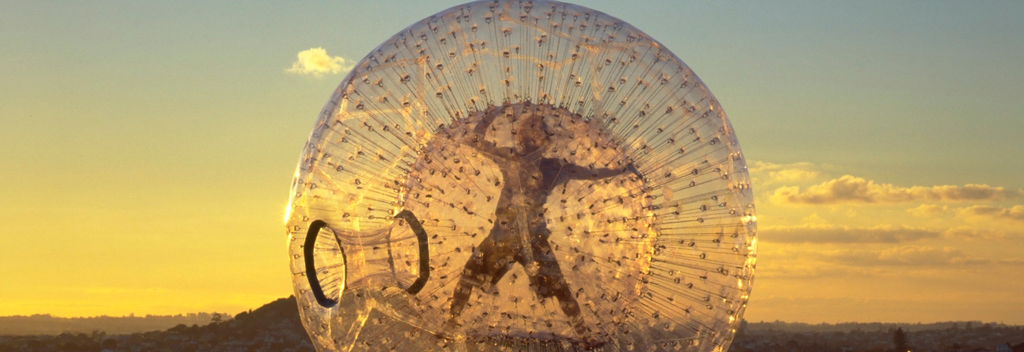 Versuchen Sie sich in Rotorua an der trendigen Freizeitaktivität Zorbing.