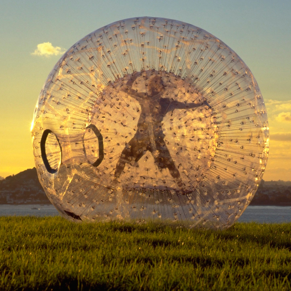 Versuchen Sie sich in Rotorua an der trendigen Freizeitaktivität Zorbing.