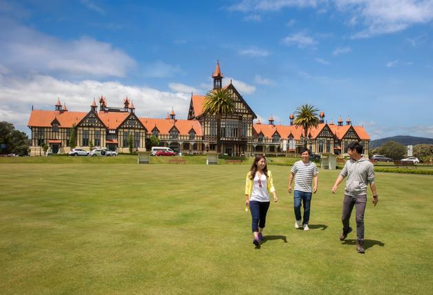 Die Region um Rotorua ist bekannt für Maori Kultur und geothermische Aktivität. Die Stadt Rotorua ist zentraler Ausgangspunkt für die Highlights dieser Region.