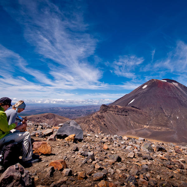 汤加里罗越山步道（Tongariro Alpine Crossing）山巅的高地是野餐的好去处，在这里也可以欣赏到壮观的景色。