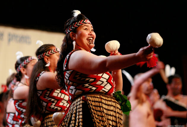 Māori sind die Tangata Whenua (Menschen des Landes) von Aotearoa Neuseeland und ihre Kultur ist ein integraler Bestandteil des hiesigen Lebens. Erlebe die Kultur von Māori hautnah, wenn du Neuseeland besuchst. 