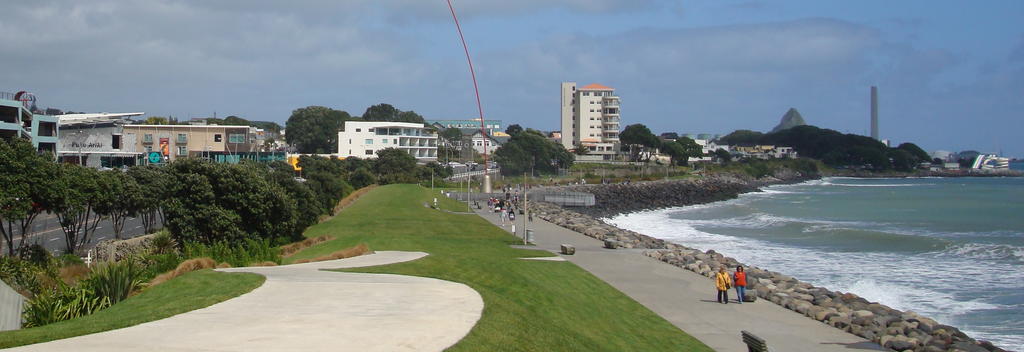 Ein gemächlicher Spaziergang führt vom Hickford Park durch malerisches Weideland und vorbei an den Waipu Lagoons. Danach verläuft der Weg entlang der Küste parallel zum New Plymouth Golf Club bis zum Te Rewa Rewa Reserve.