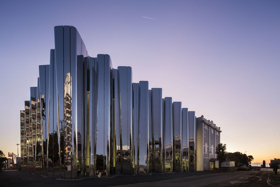 Das Äußere des Len Lye Centres in New Plymouth besteht aus rostfreiem Stahl - ein Hinweis auf das Material der kinetischen Kunstwerke des Künstlers.