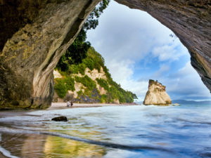 沐浴在科罗曼德（Coromandel）教堂湾（Cathedral Cove）小小天堂的阳光下