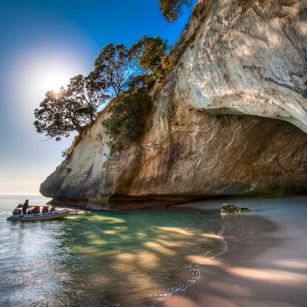 Auf der Coromandel Halbinsel liegt Cathedral Cove, ein natürlicher, vom Meer geformter Felsentunnel, der zu einem perfekten Strand führt.