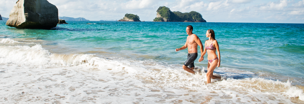 Der Strand an der Cathedral Cove ist ein beliebtes Ziel für Boots- oder Kajaktouren. Man kann auch in 40 Minuten hinwandern. Die Bucht mit den kleinen Inseln inmitten des riesigen Meeresschutzgebietes ist das perfekte Ziel für einen Tagesausflug