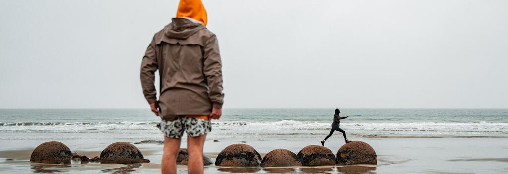 모에라키 볼더스(Moeraki boulders)에서 신비스러운 완벽하게 둥근 돌들을 바라보자.