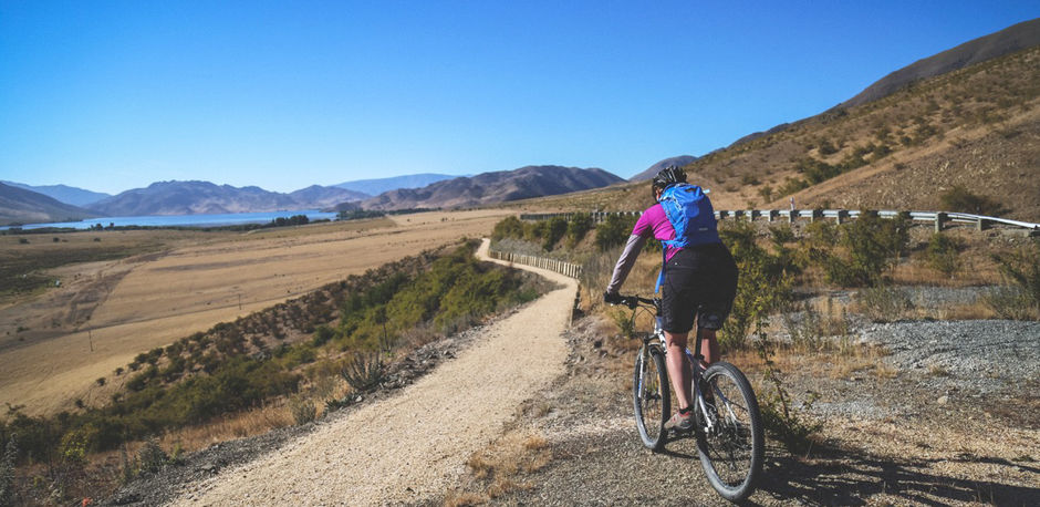 On the easy ride from Ōmarama to Otematata, you'll enjoy beautiful views of lakes Benmore and Aviemore.