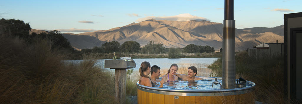 Relaxing hot tubs in Omamara.