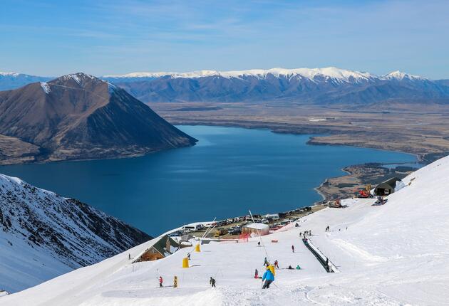 Nestled among towering mountains and sparkling Lake Ōhau, this holiday hideaway is the perfect place for skiing, hiking and cycling.