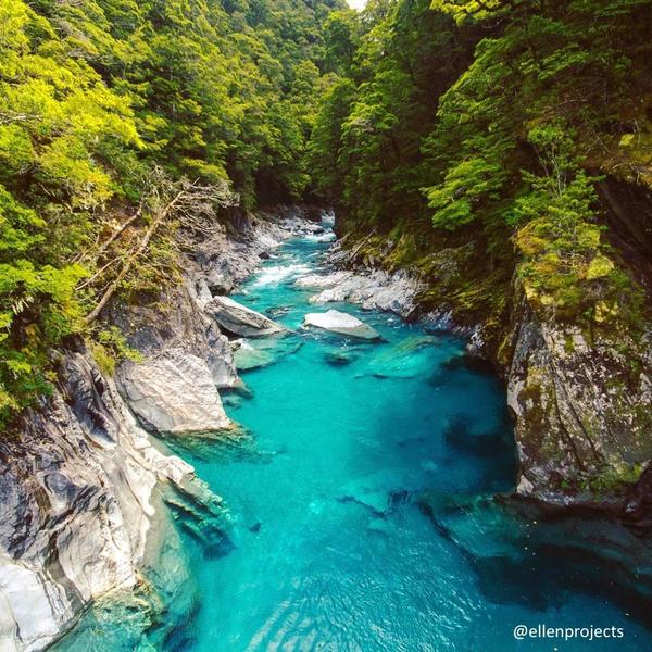 Das kristallklare, blaue Wasser der Blue Pools nahe Wanaka.