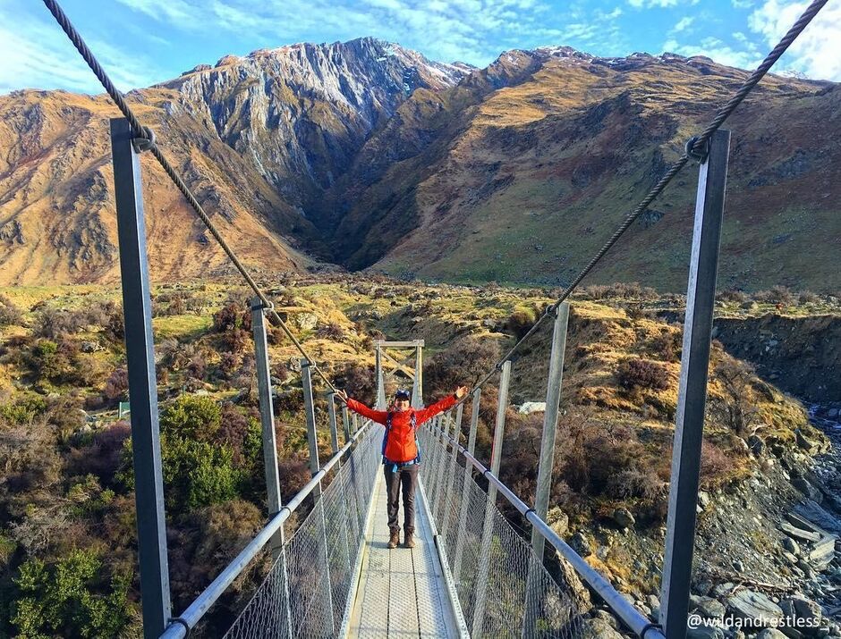 Discover an amazing world of mountains, glaciers, river valleys, alpine lakes and swing bridges on this track in the Mount Aspiring National Park.