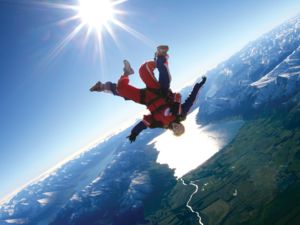 ワナカ湖上空でスカイダイビング