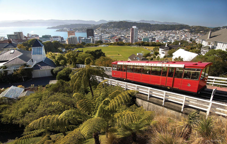 Fahren Sie mit der Standseilbahn den Berg hinauf zur Sternwarte.