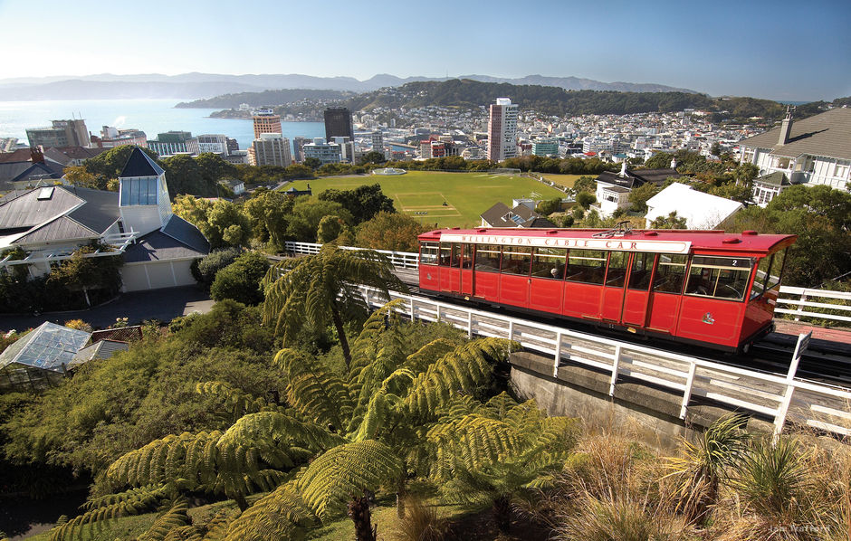 著名的惠灵顿缆车是由市中心区的兰姆顿大道（Lambton Quay）驶向山上的植物园。