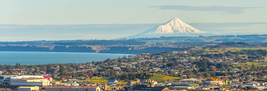 Whanganui's coastline features spectacular beaches and uninterrupted mountain views.