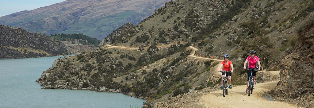 Cycle beside the Clutha Mata-au River and pass by mining relics. Enjoy a scenic boat ride down the river and finish at the Roxburgh Dam.