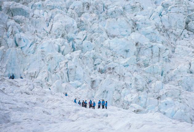 険しい山々に囲まれた道を走り、ワナカ、マウント・アスパイアリング国立公園を経て氷の造形がきらめく氷河地帯へと向かいます。夢のニュージーランド旅行の計画を始めましょう
