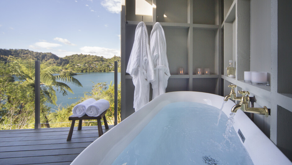 Solitaire Lodge Lake Tarawera Outdoor Bath