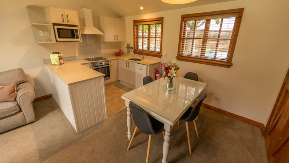 Ruby Cottage dining & kitchen area