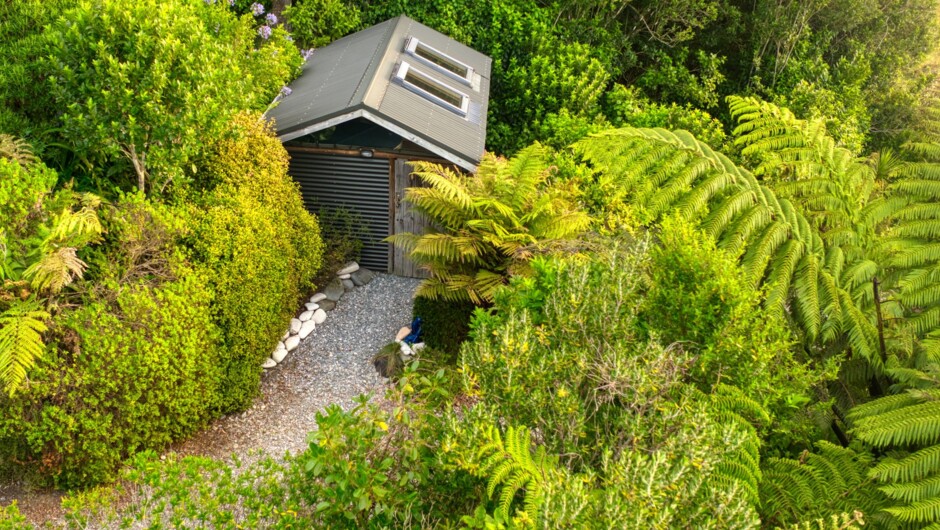 Hot Tub hut with Sea views and Skylight windows.