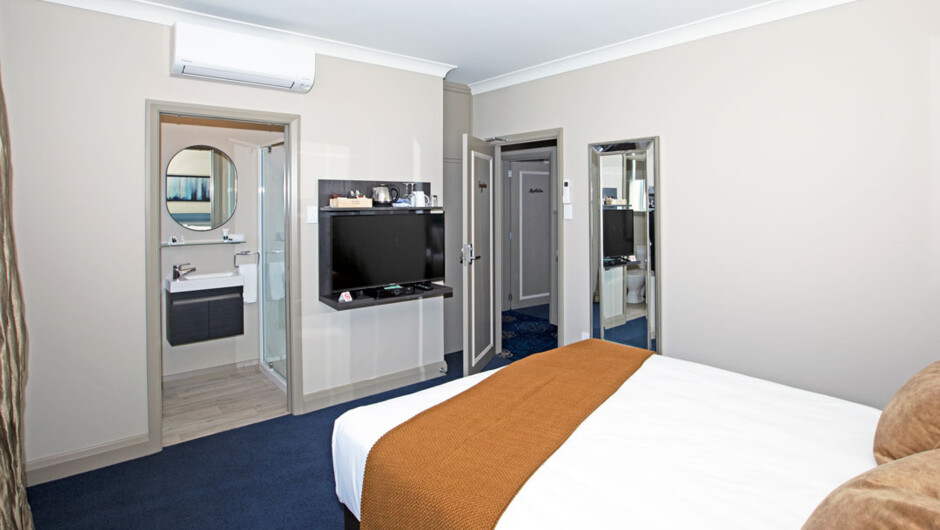 Our Heritage Suites have luxury queen beds, private bathrooms, 40″ TV's with SkyTV, air conditioning, free WIFI, coffee/tea making facilities, built in wardrobes, a guest carpark and The Comm Restaurant and Bar downstairs.