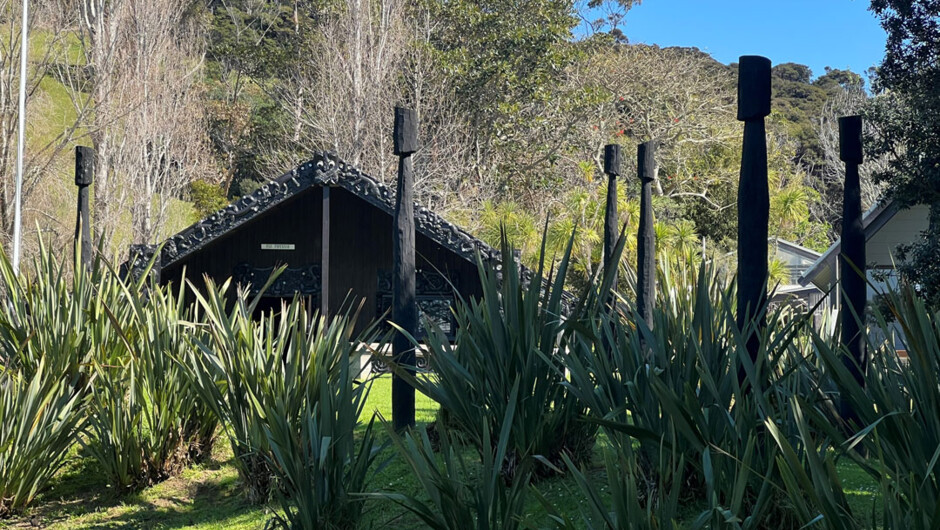 Piritahi pou and wharenui entrance, Waiheke Island