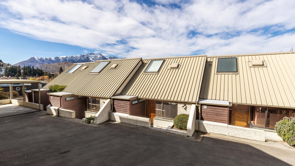 Lodge entrance with 1 allocated parking space