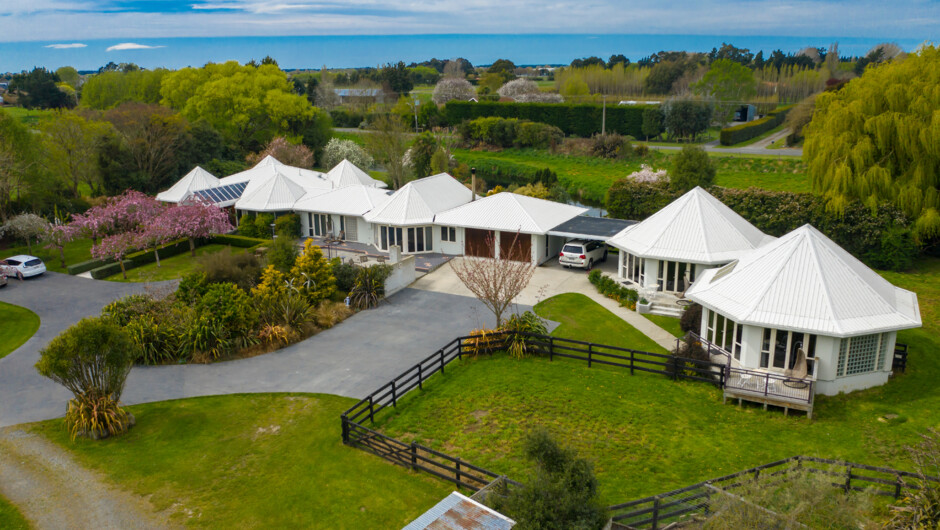 Silverstream homestead with cottages to the right