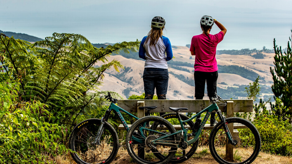 Riders taking in the amazing view of the Hauraki Gulf islands of Auckland before dropping into the the epic descnt through Fourforty's best grade 3 trail network.