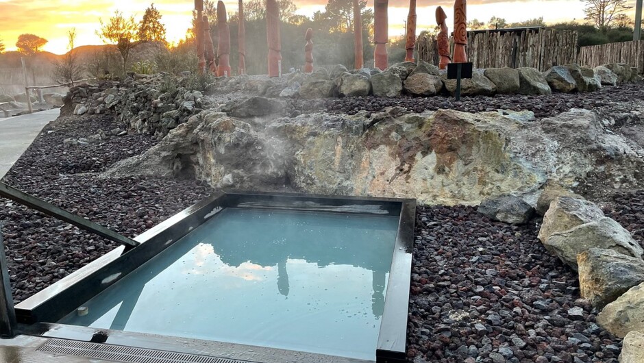 This is the oldest pool within the complex.  Its name originates from the growling sound it once made as the water forced its way out between the rocks.  It is one of the hottest of the pools in the complex.  A popular pool for most ailments.