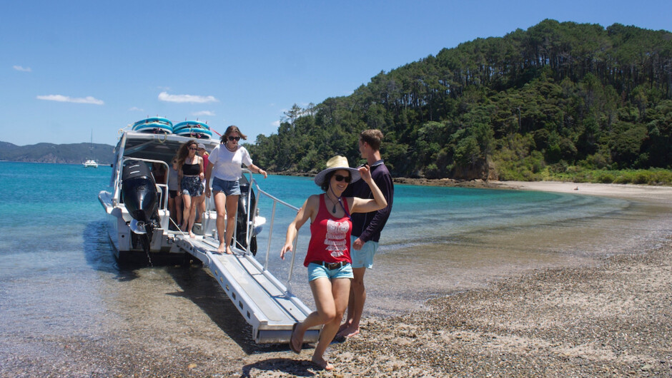 Island Getaway Tours -unloading onto Roberton Island