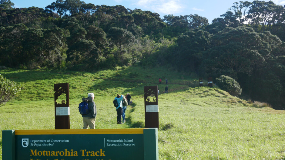 Motuarohia Walking Track (Twin Lagoons)