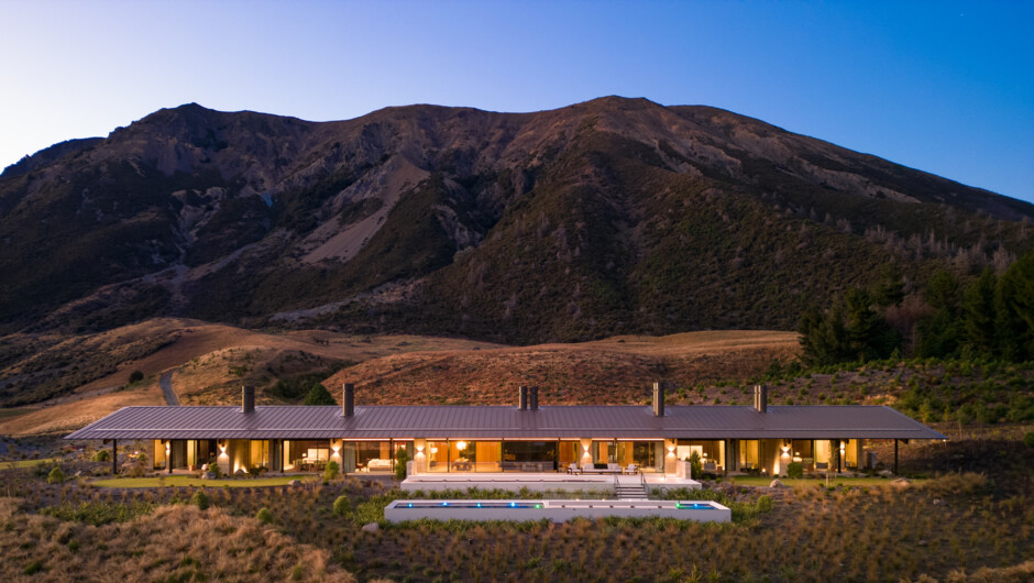 The Flockhill Homestead sits proudly yet peacefully in an elevated position in the centre of a valley, attuned to the surrounding wilderness.