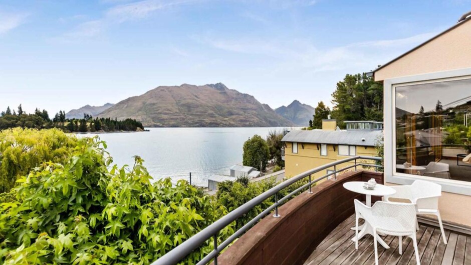 Enjoy a unique lakeside front row seat on the shores of Lake Wakatipu.