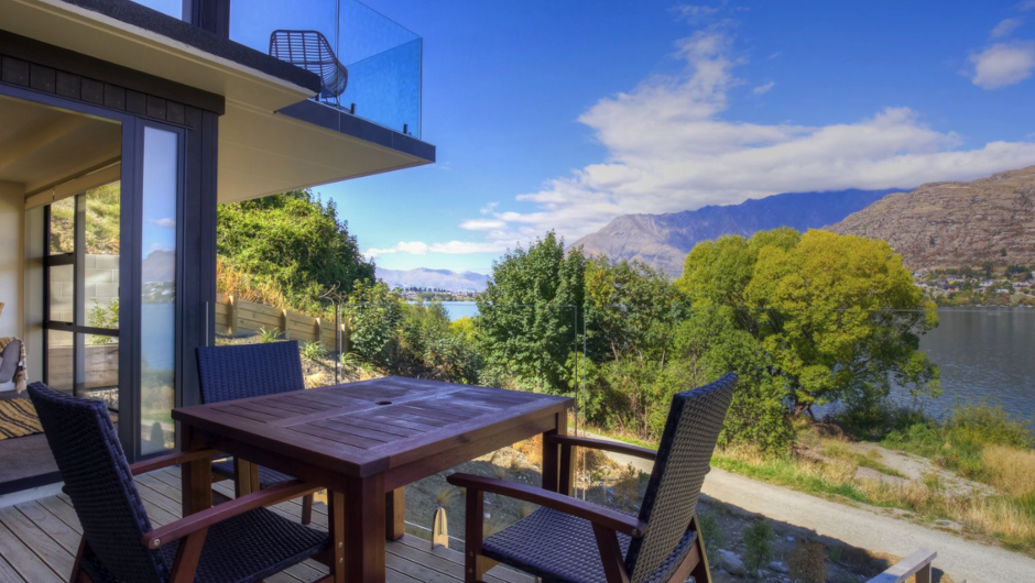 Lake View Villa - Queenstown Holiday Villa