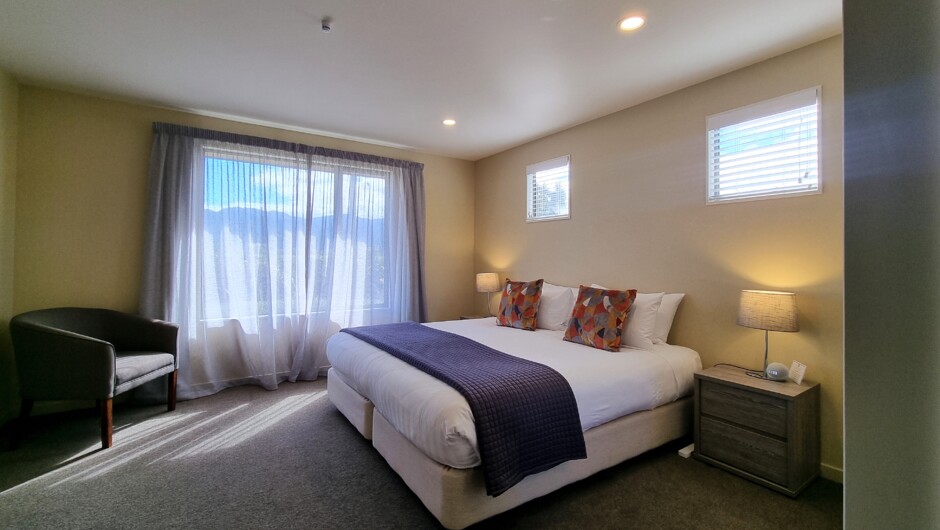 Large Master Bedroom with en-suite in Three-bedroom Lodge