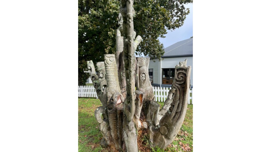 History told in a carved tree