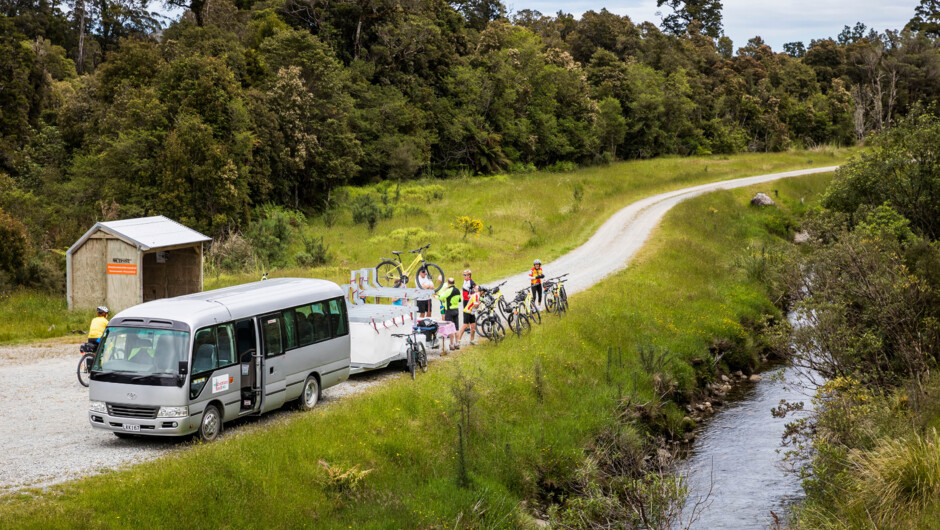 Support vehicle and bike trailer