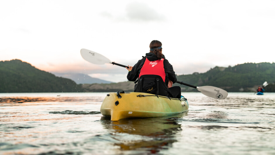 Exploring the Rotorua lake by kayak