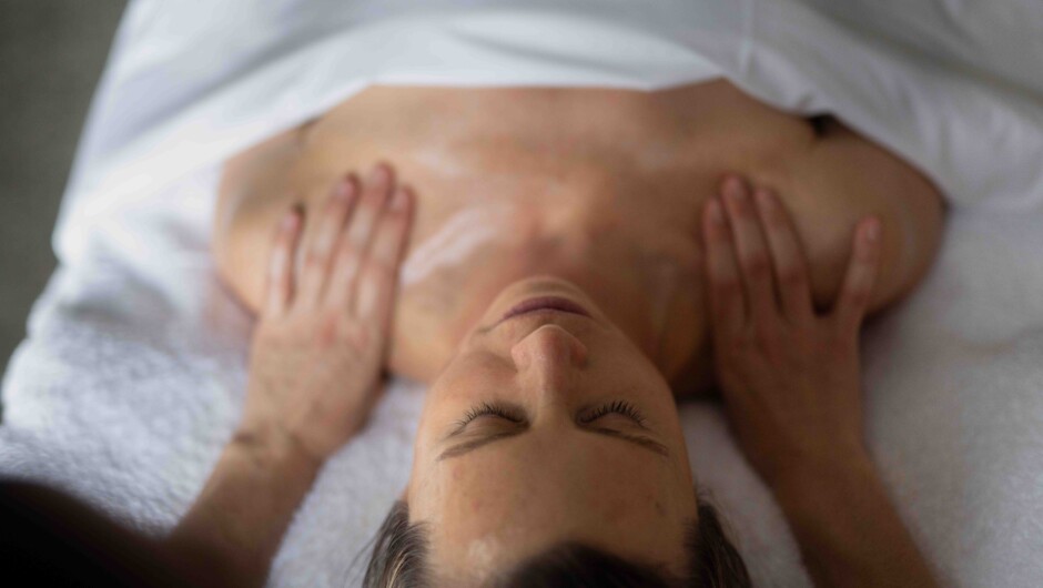 Our bespoke deep tissue & relaxation massage uses the best blend of botanical extracts & essential oils.