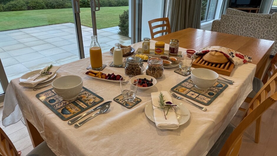 We provide a delicious, gourmet breakfast (either continental or cooked) featuring local produce and barista style coffee and a selection of teas.  Breakfast includes pure fruit juice, choice of cereals, fresh seasonal fruit salad, homemade style bread se