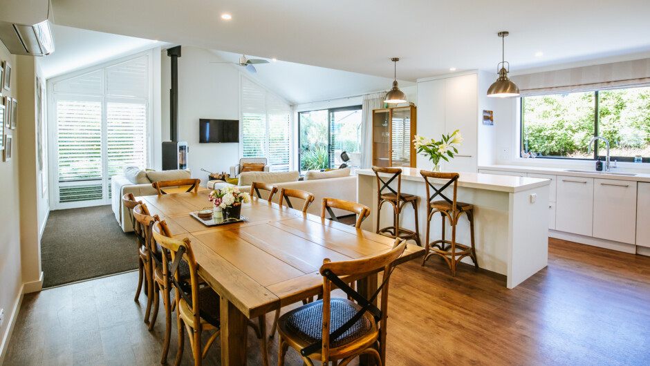 Spacious dining & living area