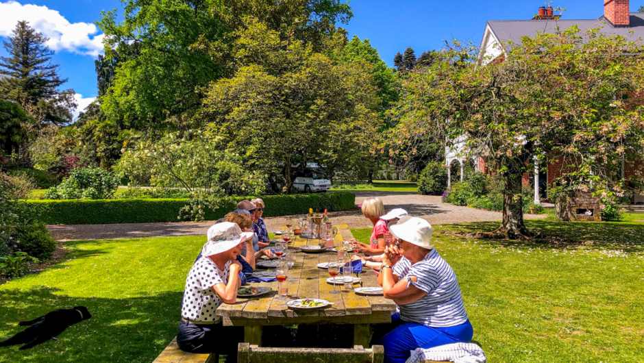 Guests enjoying lunch at Akaunui Homestead