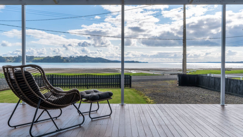 Kawakawa Bay Beach Bliss - Auckland Holiday Home