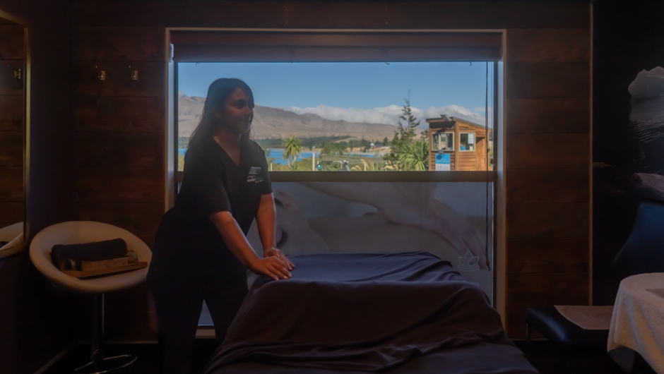 Treatment rooms with view of the hot pools, Lake Tekapo and the mountains