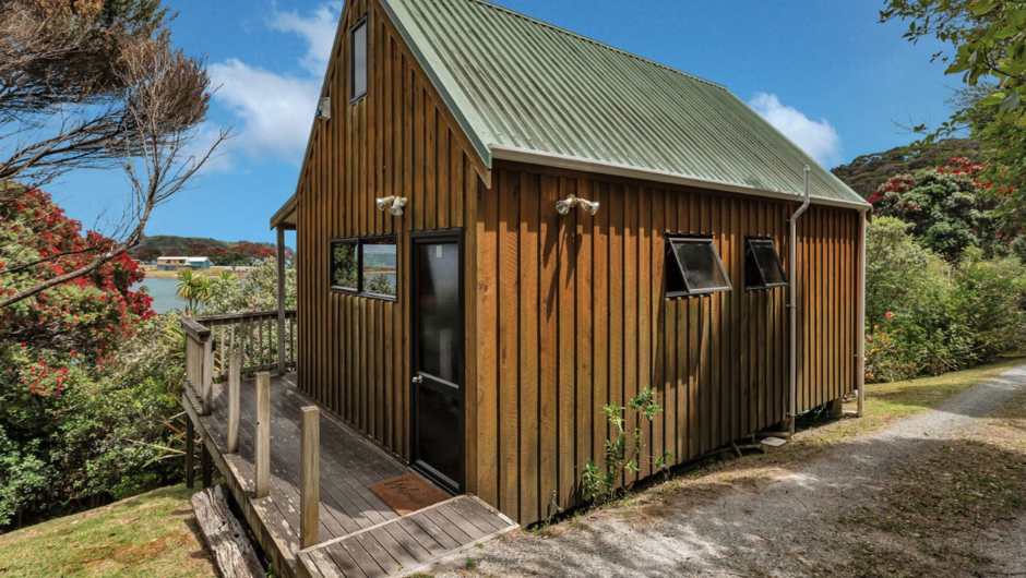 Macrocarpa Cottage - Cable Bay Holiday Home