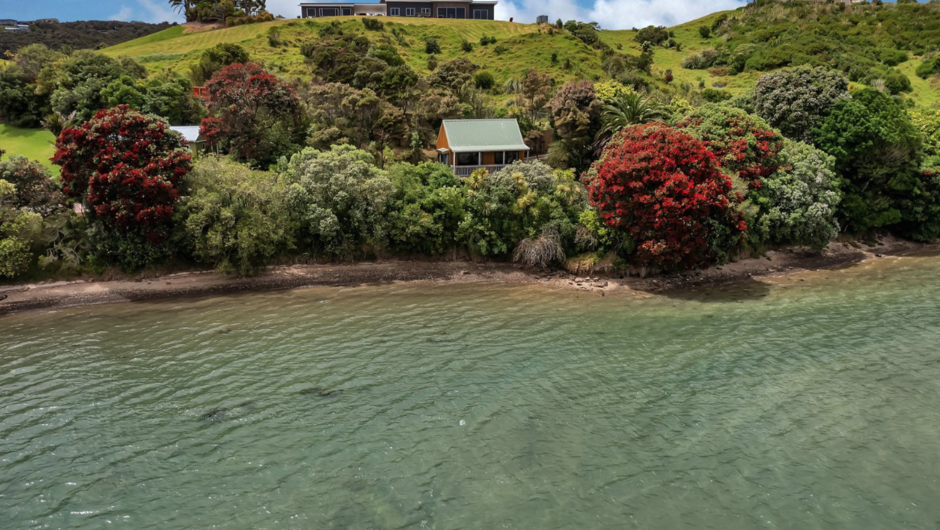 Macrocarpa Cottage - Cable Bay Holiday Home