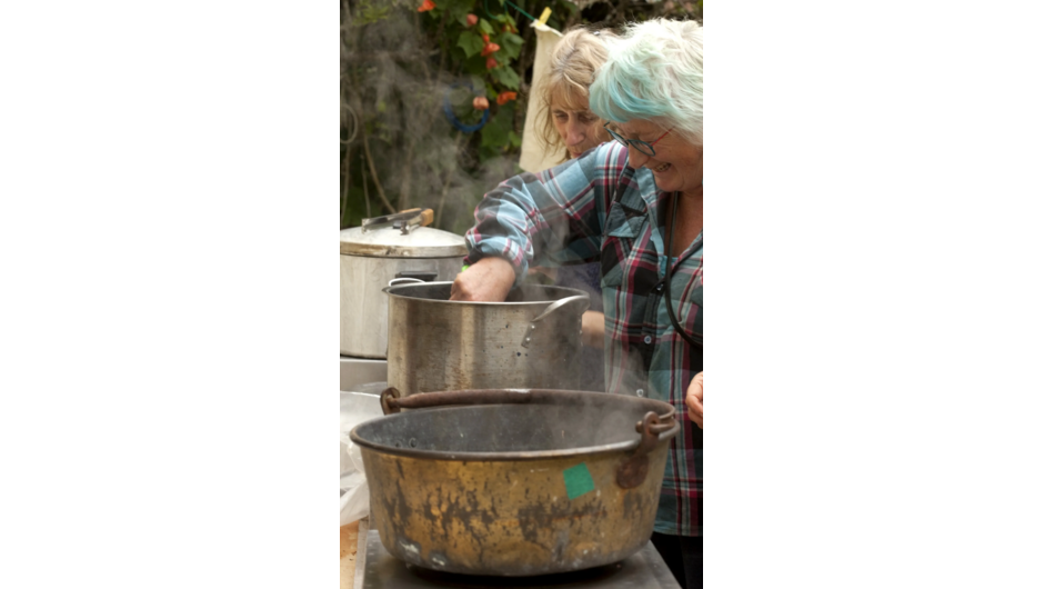 A student has fun dyeing their own materials using eco-friendly processes at our Eco Dyeing Workshop.