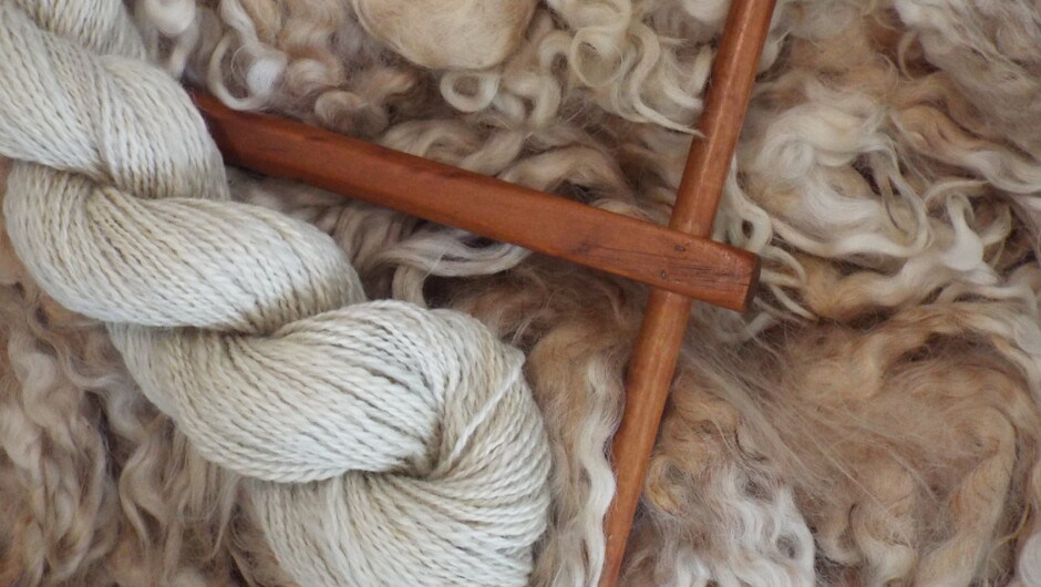 Yarn and quality wool with spinning tools.